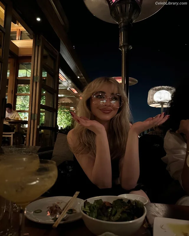 Sabrina Carpenter photo 7 of 6403