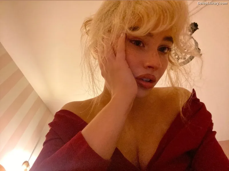 Sabrina Carpenter photo 4 of 6403