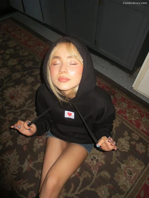 Sabrina Carpenter photo 21 of 6403