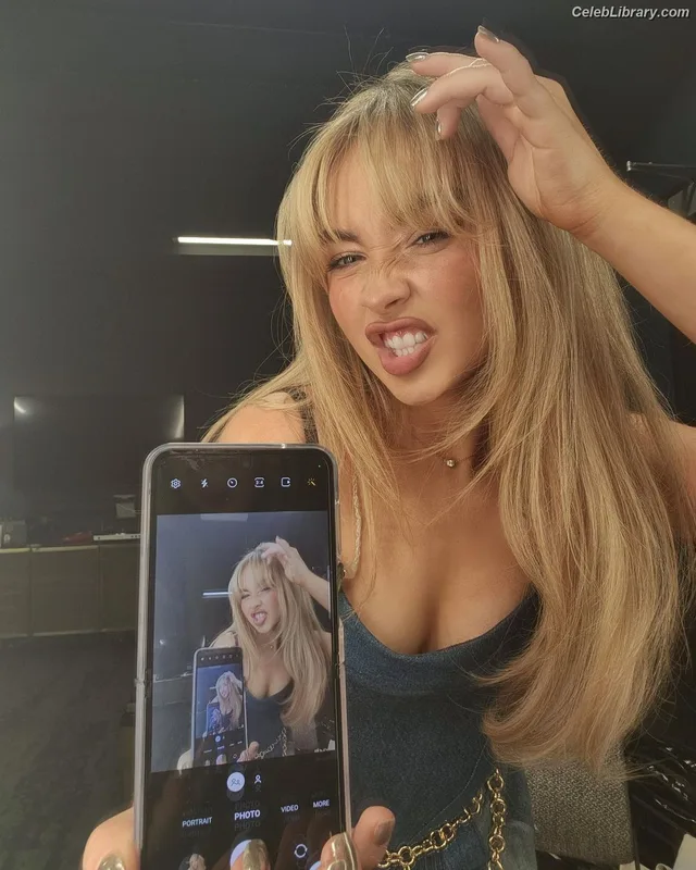 Sabrina Carpenter photo 23 of 6403