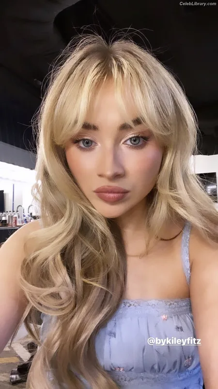 Sabrina Carpenter photo 2 of 6403
