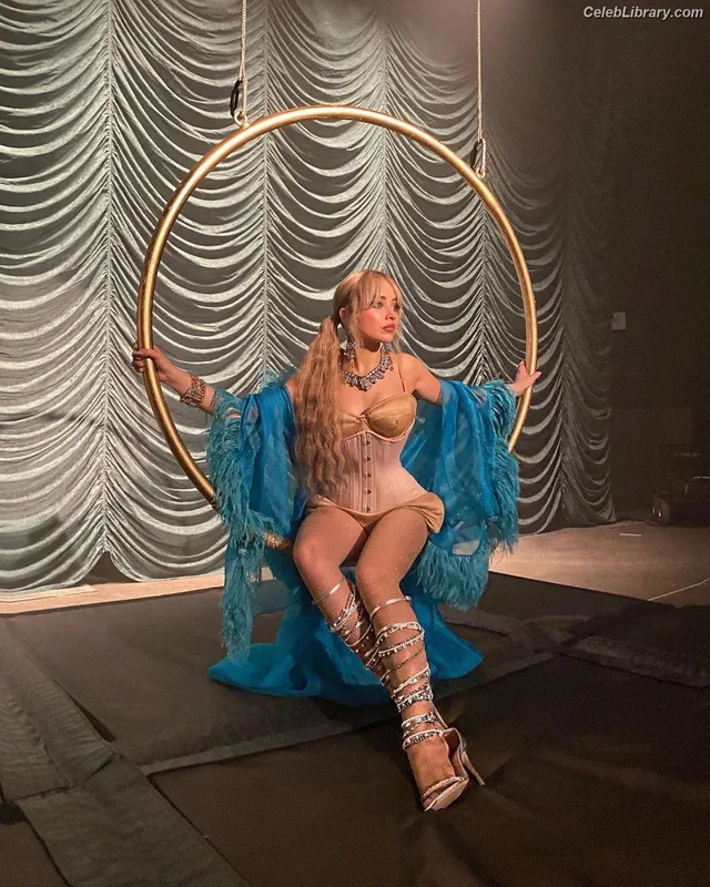 Sabrina Carpenter photo 4 of 6403