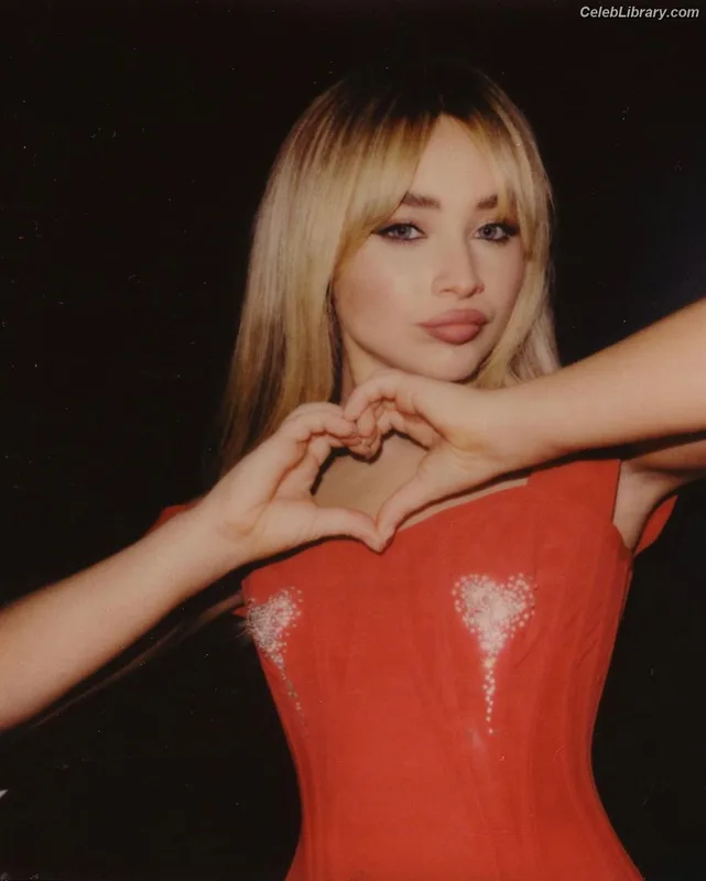 Sabrina Carpenter photo 13 of 6403