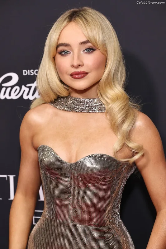 Sabrina Carpenter photo 2 of 6403