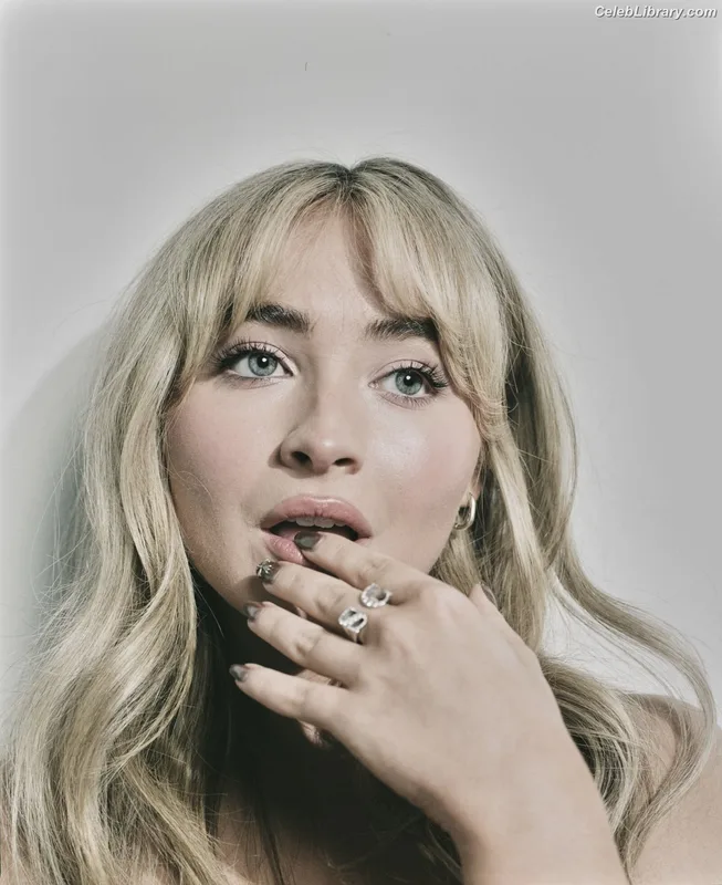 Sabrina Carpenter photo 9 of 6403