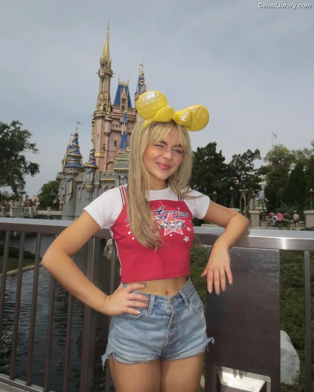 Sabrina Carpenter photo 11 of 6403