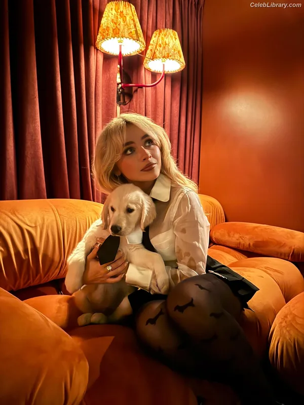 Sabrina Carpenter photo 7 of 6403