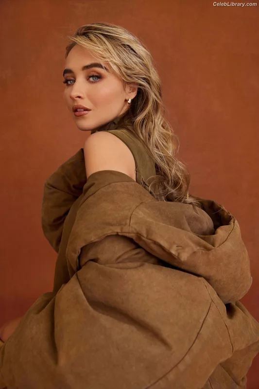 Sabrina Carpenter photo 1 of 6403