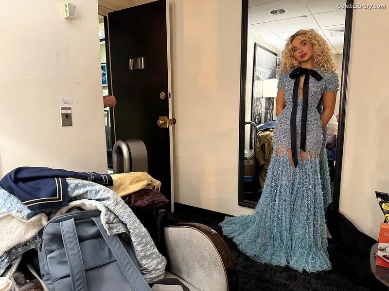 Sabrina Carpenter photo 2 of 6403