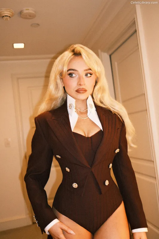 Sabrina Carpenter photo 13 of 6403