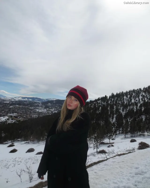 Sabrina Carpenter photo 16 of 6403