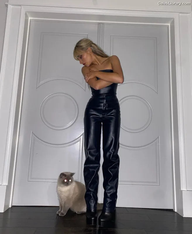 Sabrina Carpenter photo 24 of 6403