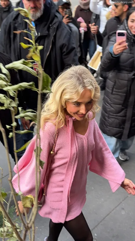 Sabrina Carpenter photo 23 of 6403