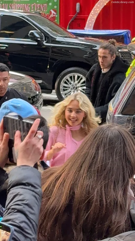 Sabrina Carpenter photo 2 of 6403