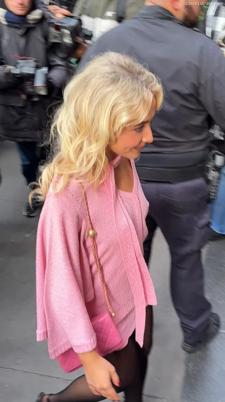 Sabrina Carpenter photo 3 of 6403