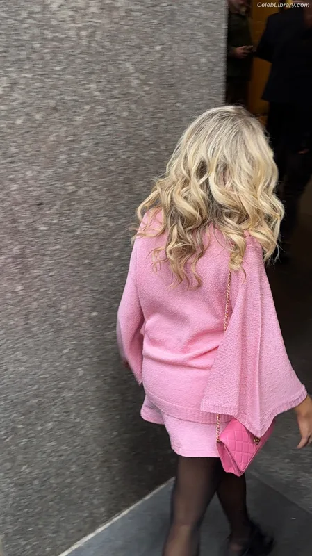 Sabrina Carpenter photo 5 of 6403
