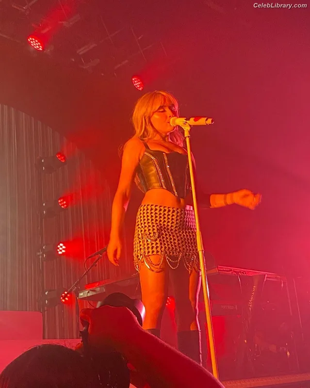 Sabrina Carpenter photo 22 of 6403