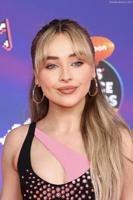 Sabrina Carpenter photo 12 of 6403