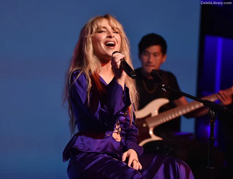 Sabrina Carpenter photo 4 of 6403