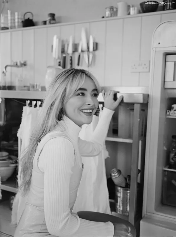 Sabrina Carpenter photo 9 of 6403