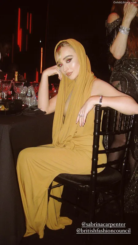 Sabrina Carpenter photo 12 of 6403