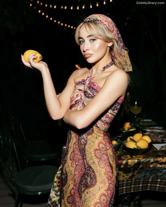 Sabrina Carpenter photo 17 of 6403
