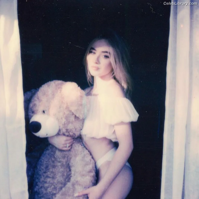 Sabrina Carpenter photo 4 of 6403