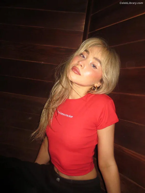 Sabrina Carpenter photo 9 of 6403