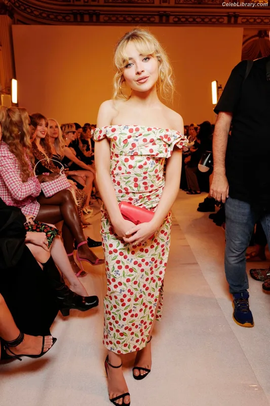 Sabrina Carpenter photo 4 of 6403