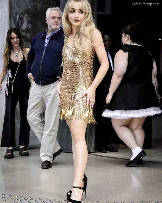 Sabrina Carpenter photo 7 of 6403