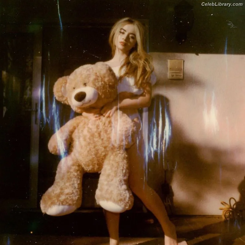 Sabrina Carpenter photo 8 of 6403