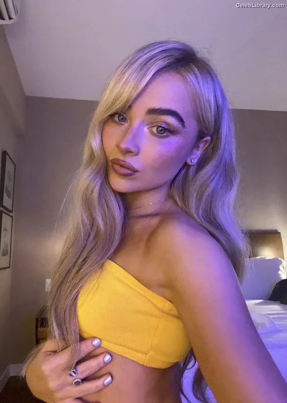 Sabrina Carpenter photo 12 of 6403