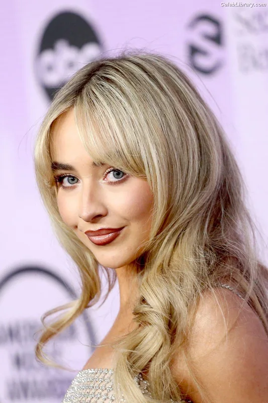 Sabrina Carpenter photo 1 of 6403