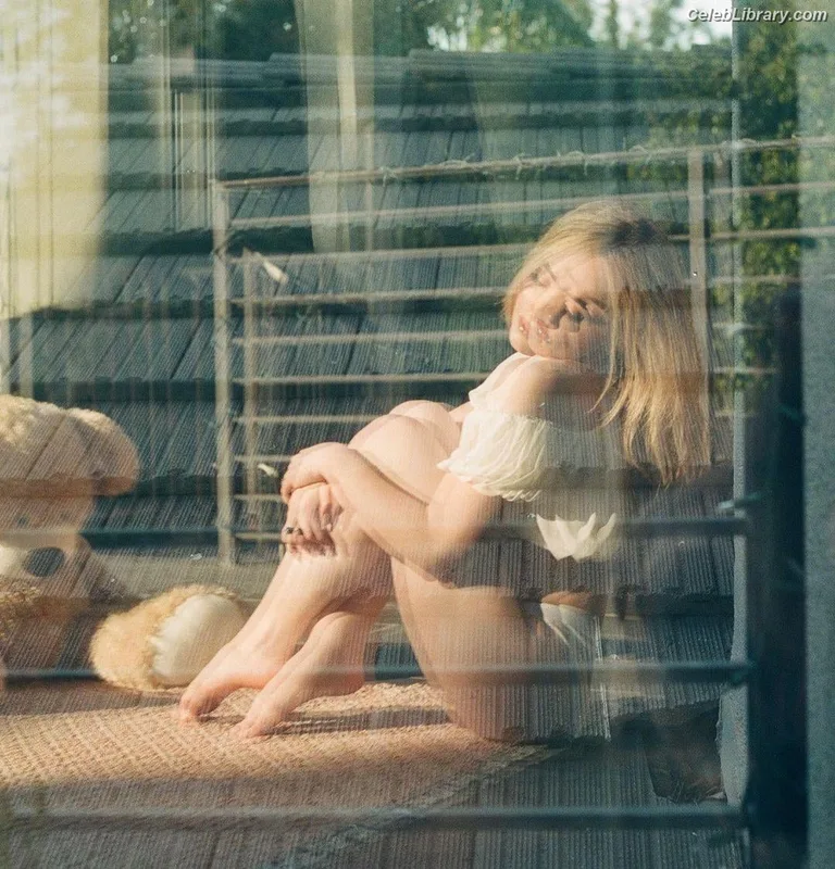 Sabrina Carpenter photo 8 of 6403