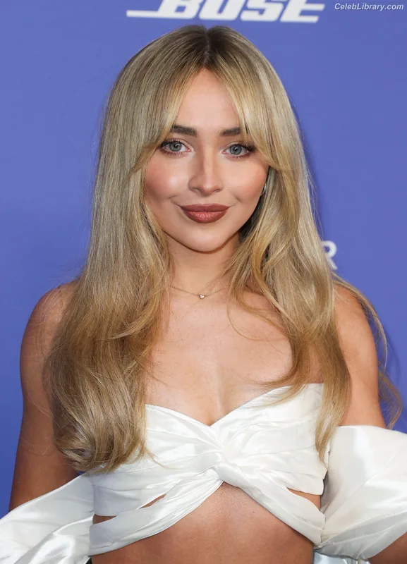 Sabrina Carpenter photo 2 of 6403