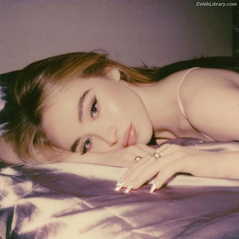 Sabrina Carpenter photo 7 of 6403