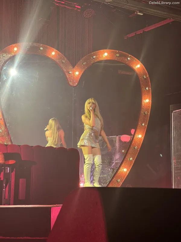 Sabrina Carpenter photo 15 of 6403