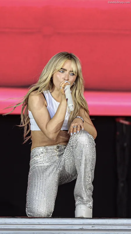 Sabrina Carpenter photo 18 of 6403