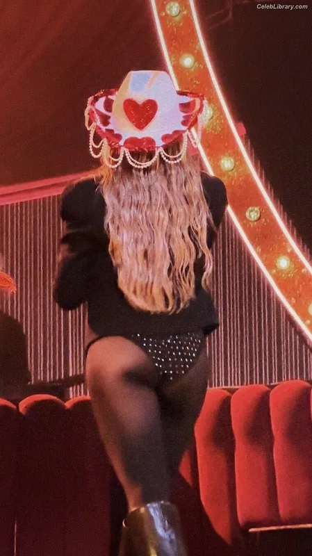 Sabrina Carpenter photo 11 of 6403