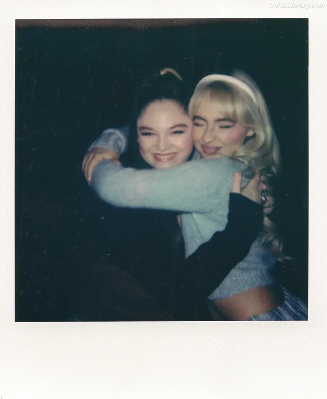Sabrina Carpenter photo 1 of 6403