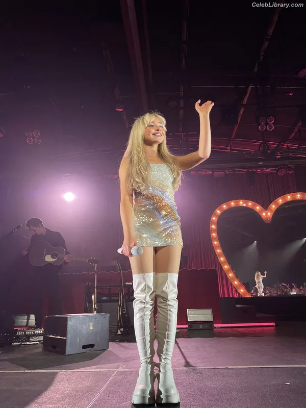 Sabrina Carpenter photo 16 of 6403