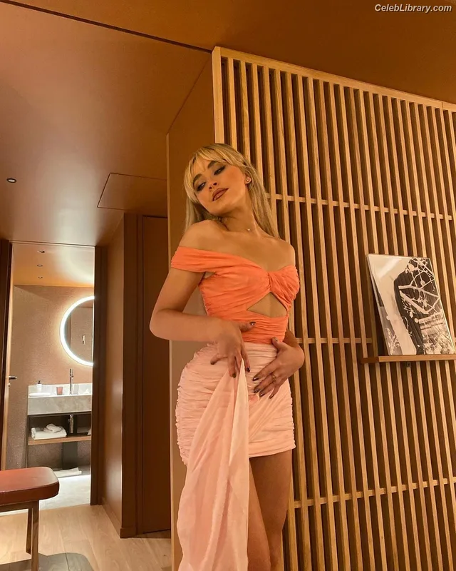 Sabrina Carpenter photo 22 of 6403