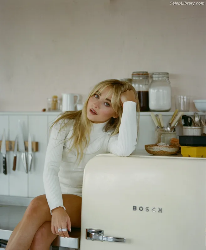 Sabrina Carpenter photo 12 of 6403