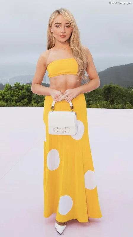 Sabrina Carpenter photo 17 of 6403