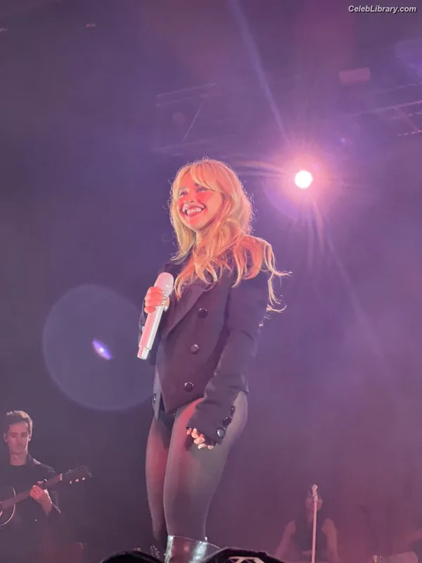 Sabrina Carpenter photo 6 of 6403
