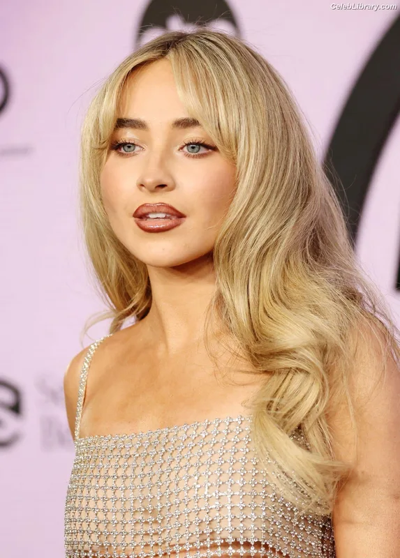 Sabrina Carpenter photo 8 of 6403