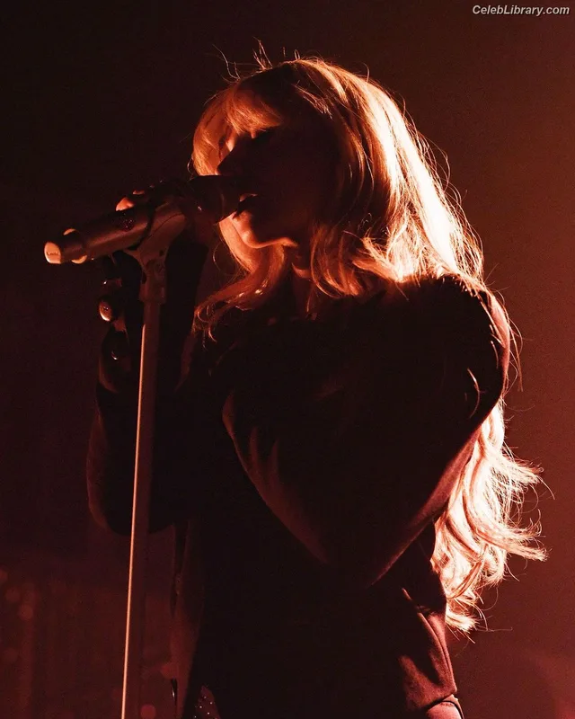 Sabrina Carpenter photo 20 of 6403