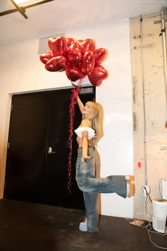 Sabrina Carpenter photo 12 of 6403