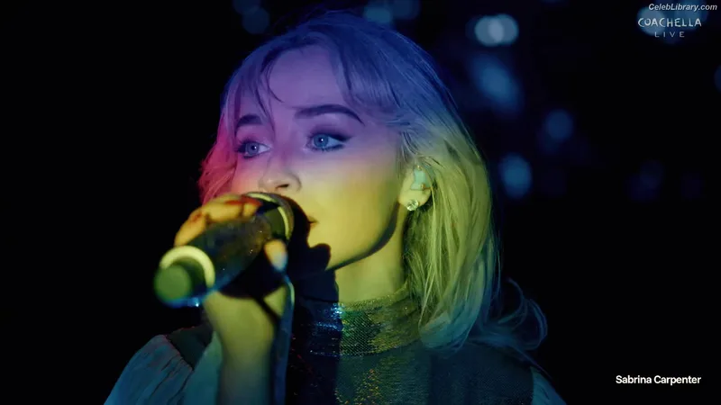 Sabrina Carpenter photo 24 of 6403