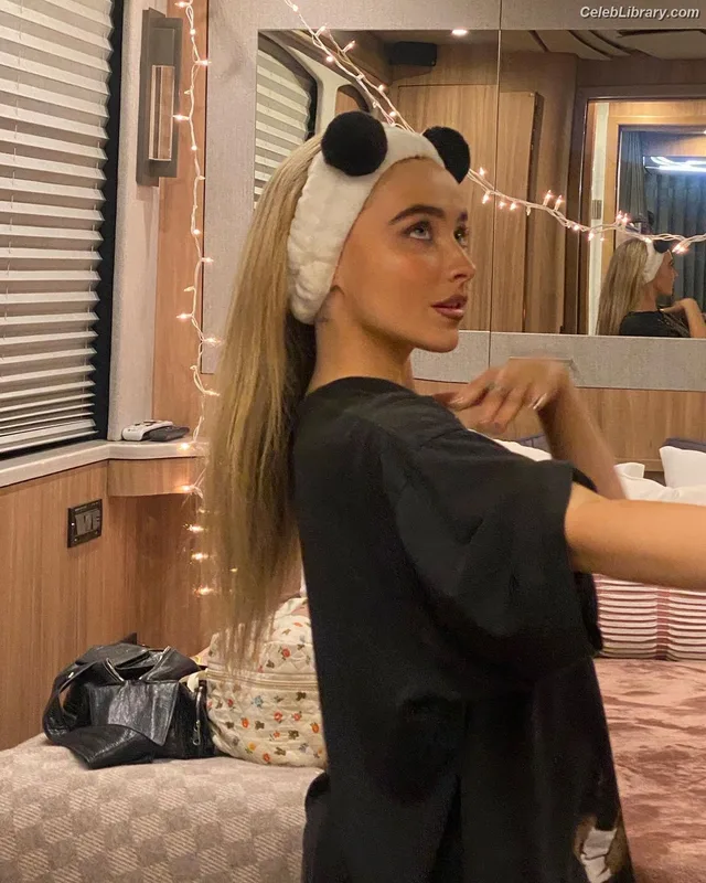 Sabrina Carpenter photo 7 of 6403